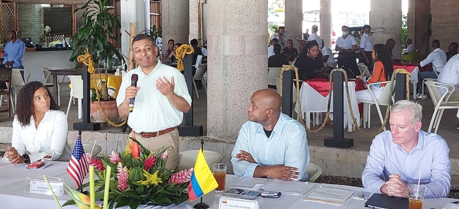 Canciller (e) Luis Gilberto Murillo y director de la Oficina de Política Nacional de Control de Drogas, Rahul Gupta, reconocieron los avances del Gobierno del Cambio en el Chocó