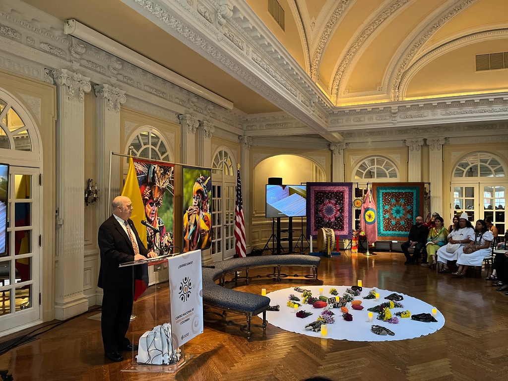 Evento de conmemoración del Día Internacional de los Pueblos Indígenas en la Embajada de Colombia en Estados Unidos.