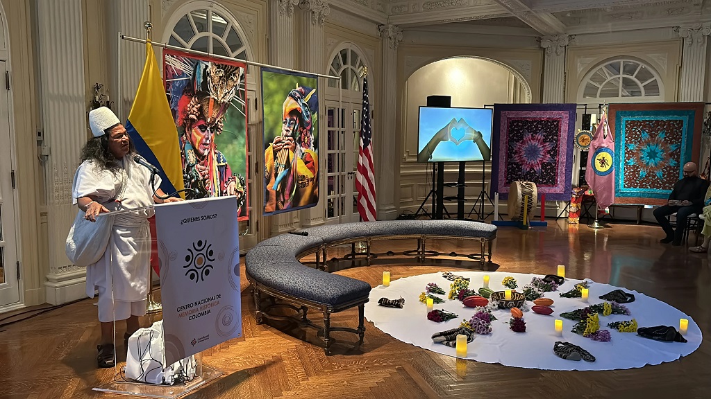 Evento de conmemoración del Día Internacional de los Pueblos Indígenas en la Embajada de Colombia en Estados Unidos.