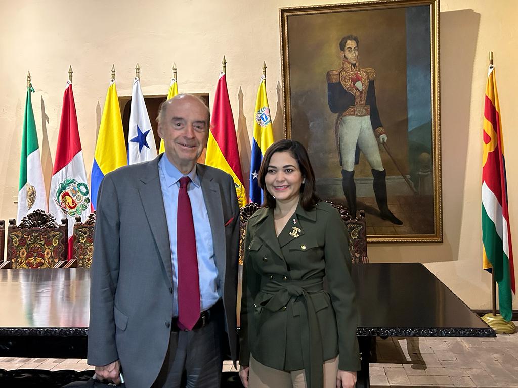 El canciller Álvaro Leyva Durán junto a la canciller panameña, Janaina Tewaney Mencomo