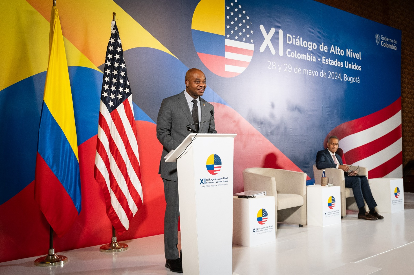 Durante la instalación del XI Diálogo de Alto Nivel entre Colombia y Estados Unidos, el Canciller Luis Gilberto Murillo y el Subsecretario de Estado Richard Verma, anunciaron una nueva etapa de relacionamiento bilateral: la ‘Estrategia Vida Colombia’. Dicha estrategia, que muestra a Colombia como potencia de la vida, busca renovar los planes de cooperación establecidos en años anteriores (Plan Colombia y Paz Colombia) y enfrentar, junto a Estados Unidos, los retos globales de la actualidad.