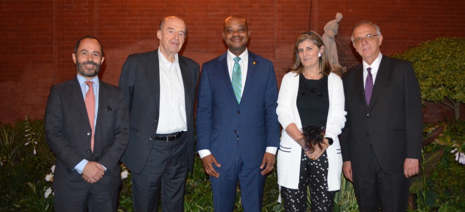 El Embajador Luis Gilberto Murillo recibe a delegación colombiana de alto nivel en Washington D.C.