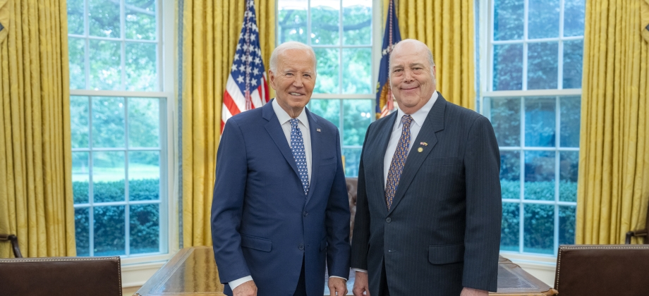 Daniel García-Peña,  embajador de Colombia juntos al presidente de Estados Unidos, Joe Biden