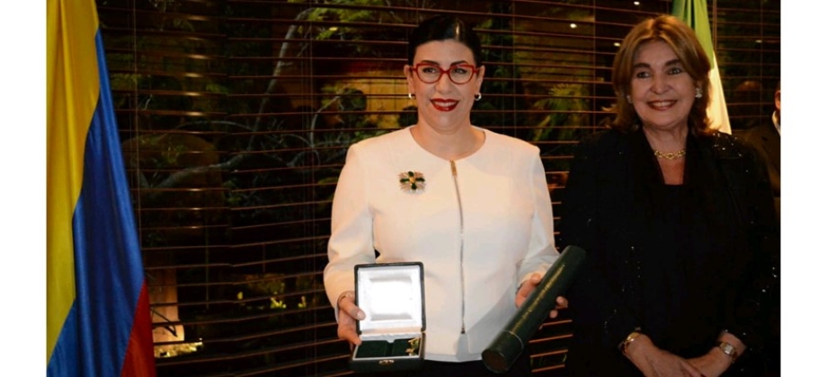Senadora de los Estados Unidos Mexicanos, fue condecorada por la Embajadora de Colombia en México con la Orden de San Carlos
