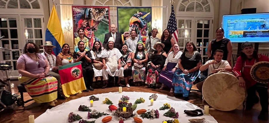 Foto grupal del Embajador de Colombia en Estados Unidos, Daniel García-Peña, con los asistentes al evento de conmemoración del Día Internacional de los Pueblos Indígenas.