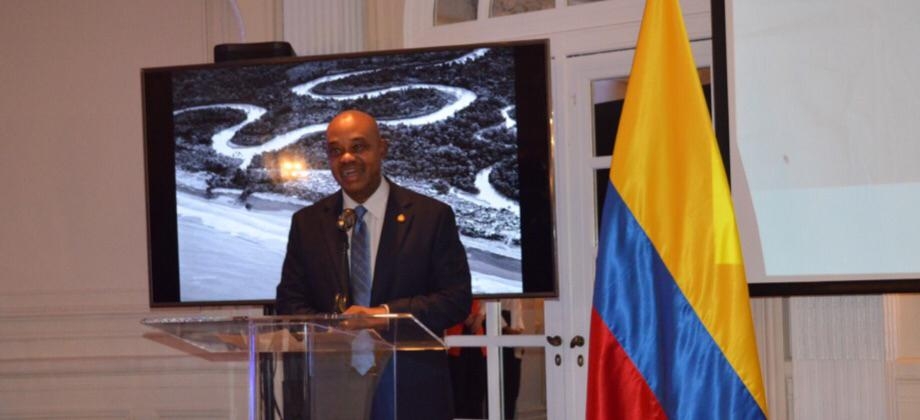 Embajador de Colombia en Estados Unidos inicia esfuerzos de diplomacia pública honrando a las víctimas del conflicto colombiano