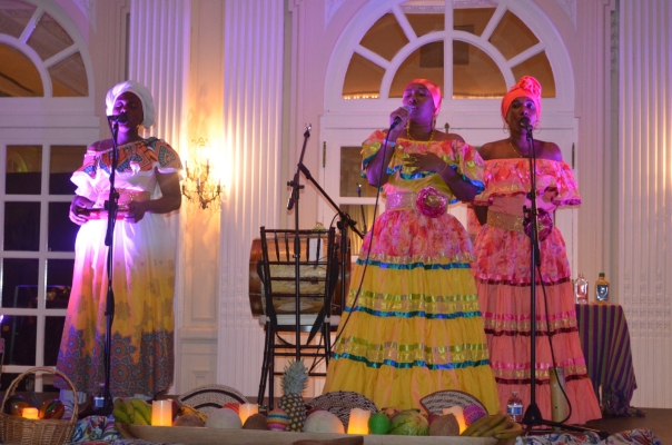 Cantora del Pacífico, Nidia Góngora, y sus coristas. Foto: Embajada de Colombia en Estados Unidos.