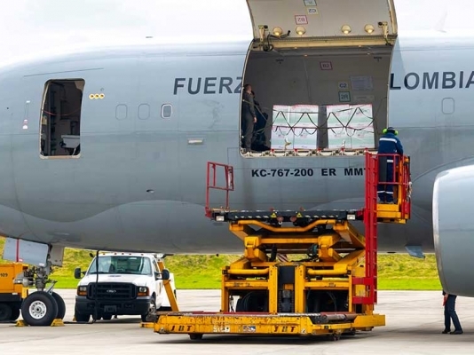 <p>&nbsp;</p> <ul> 	<li>​El Jefe de Estado recibió en el Aeropuerto Militar de Catam las vacunas de la farmacéutica Janssen, anunciadas el pasado lunes por el Mandatario de Estados Unidos, Joe Biden.</li> 	<li>Los biológicos de una sola dosis llegaron procedentes de Memphis (EE.UU.), en una aeronave de la Fuerza Aérea Colombiana.</li> 	<li>Por su parte, Mark Wells, Ministro Consejero de la Embajada de EE.UU., declaró que su país “ha estado al lado de Colombia desde comienzo de esta pandemia, proporcionando 